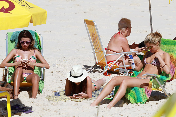  Fernanda Paes Leme, Sophie Charlotte e Thaila Ayala de biquíni na praia