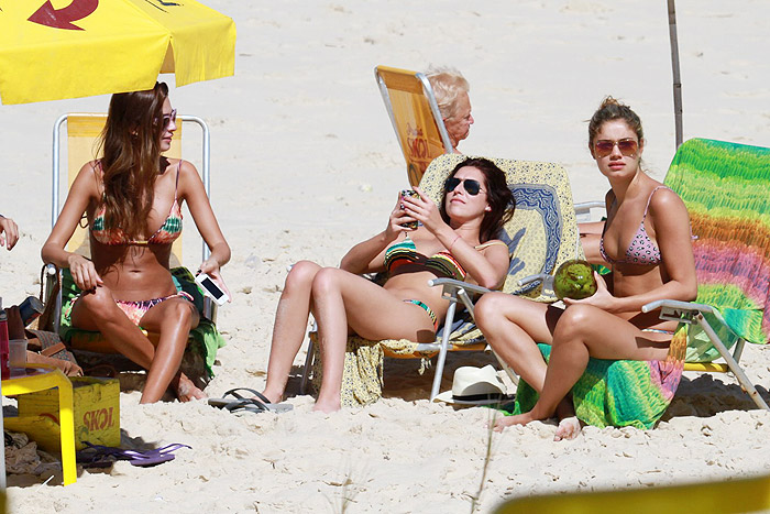  Fernanda Paes Leme, Sophie Charlotte e Thaila Ayala de biquíni na praia