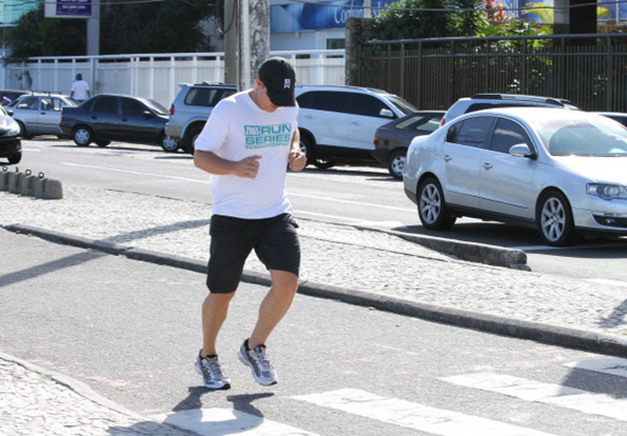 Luciano Huck corre na orla da Barra da Tijuca, no Rio