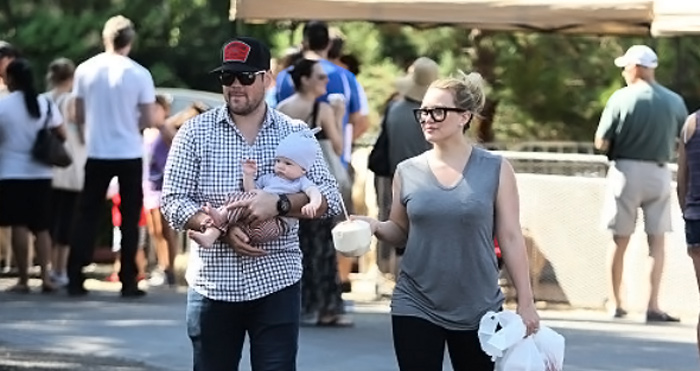  Filho de Hilary Duff esbanja estilo durante passeio