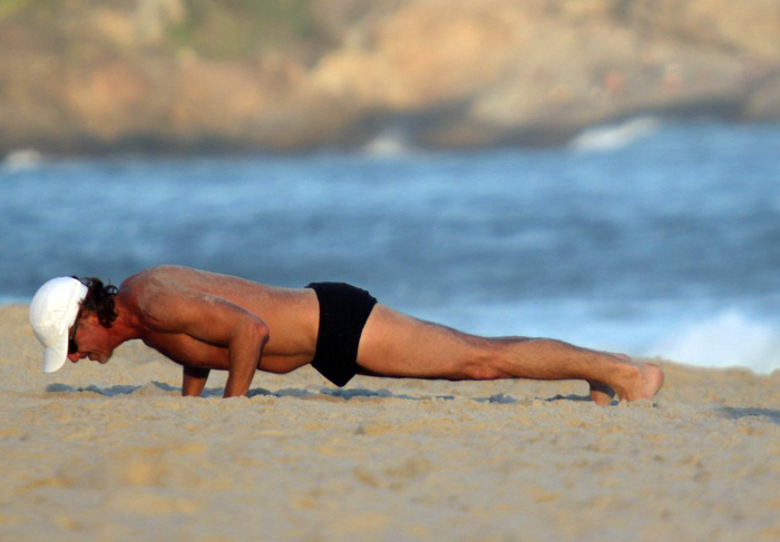 Marcello Novaes se exercita na praia após dia de gravação