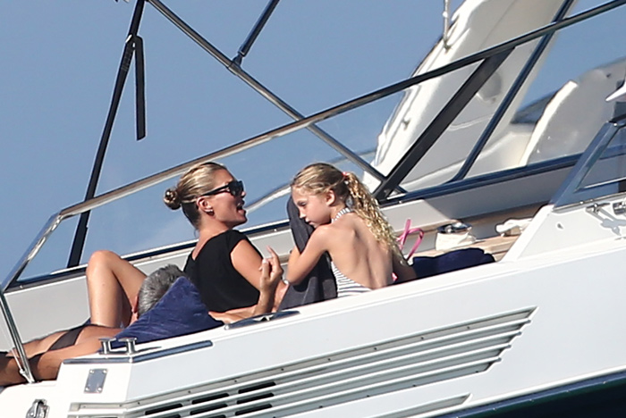 Kate Moss leva a filha para passear em Saint Tropez