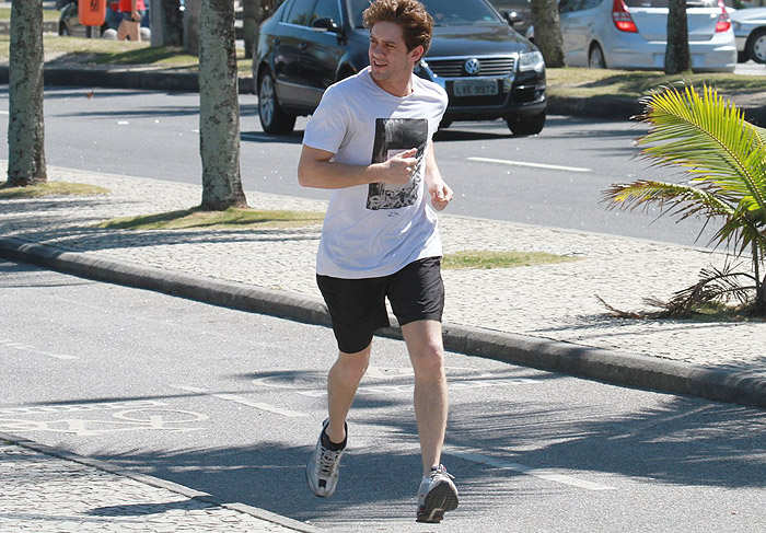 Leonardo Miggiorin corre pela orla da Barra