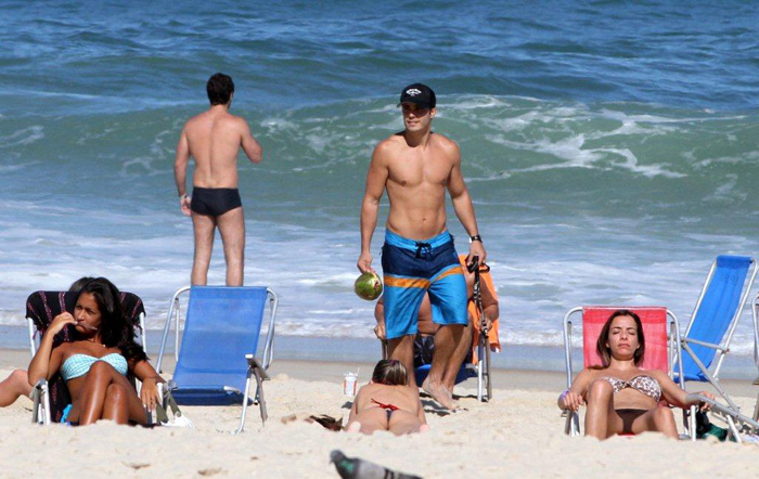 Thiago Rodrigues curte praia no Rio de Janeiro