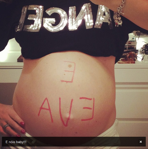 Angélica escreve nome da filha na barriga e diz ‘É nóis, baby’