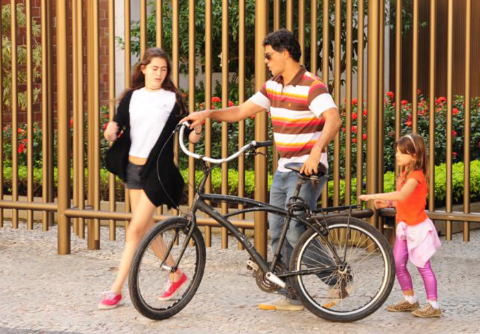Eduardo Moscovis vai a shopping com filhas e deixa local com bicicleta