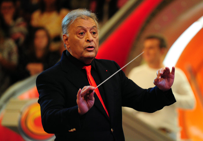 Luciano Huck antecipa a comemoração do aniversário com maestro indiano no Caldeirão