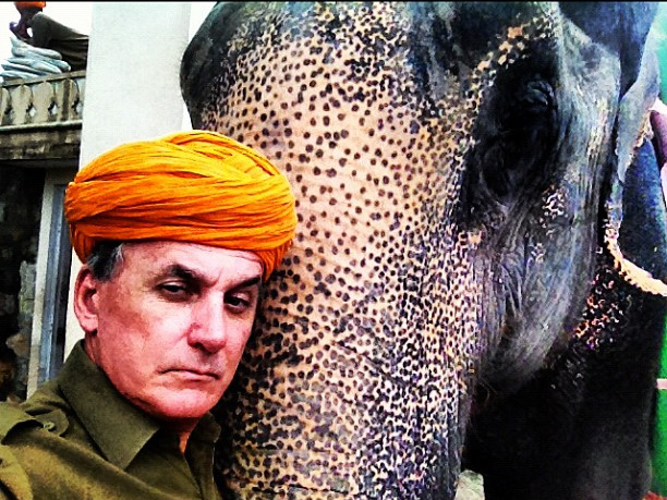 Otávio Mesquita posta foto ao lado de elefante na Índia