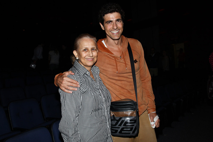 Reynaldo Gianecchini vai ao teatro com a mãe