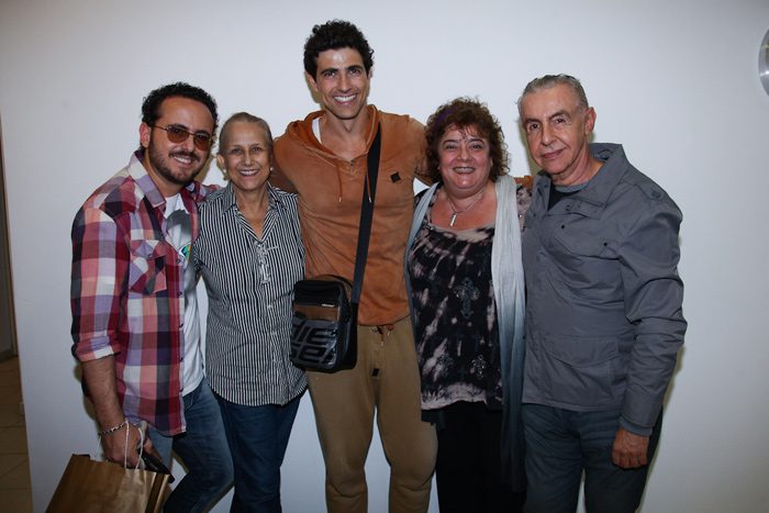 Reynaldo Gianecchini vai ao teatro com a mãe