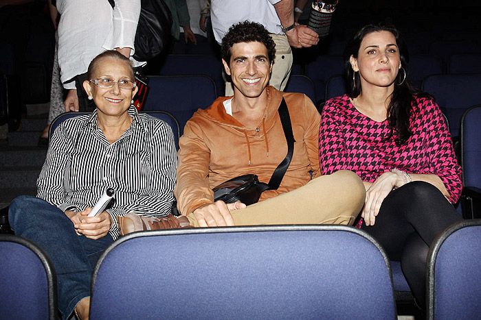Reynaldo Gianecchini vai ao teatro com a mãe