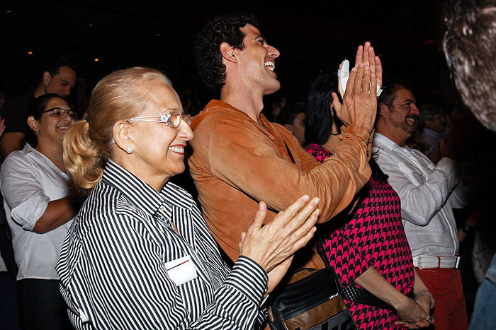 Reynaldo Gianecchini vai ao teatro com a mãe