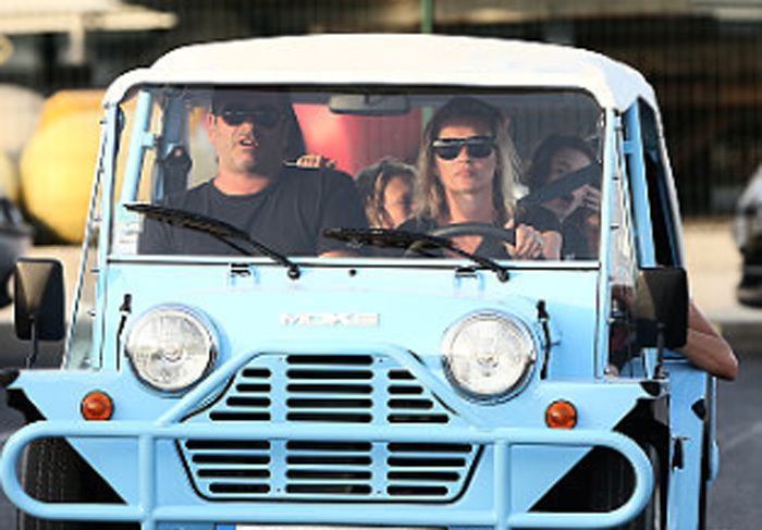 Kate Moss circula de carro turquesa por Saint Tropez