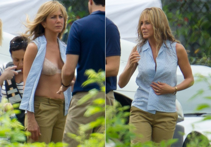 Jennifer Aniston mostra o sutiã, em set de filmagens