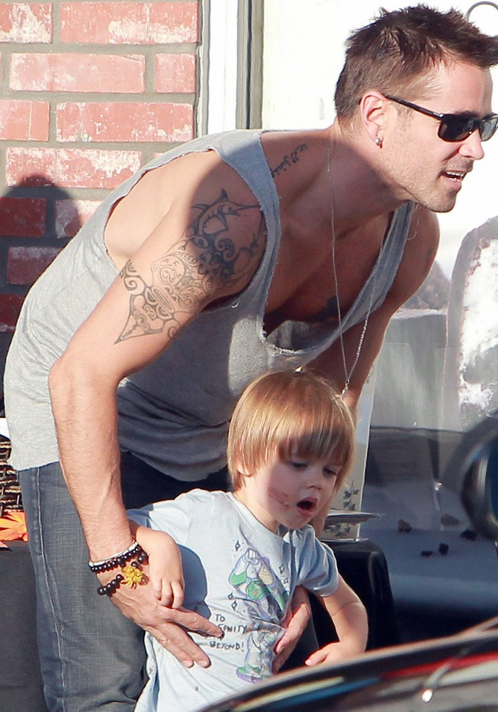 Colin Farrell paparica o filho Henry, em Los Angeles