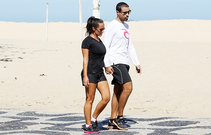 Ricardo Pereira caminha de mãos dadas com a mulher