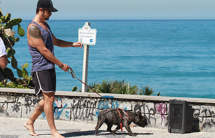 Paulo Vilhena com seu cachorro na praia
