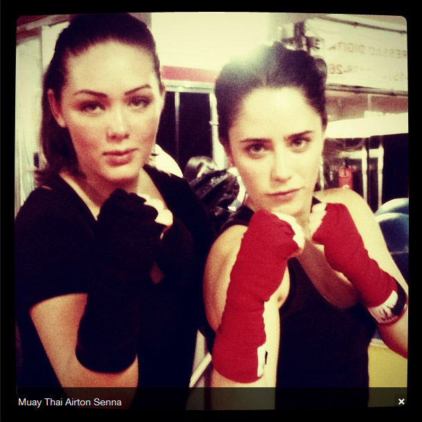 Fernanda Vasconcellos e Tânia Mara fazem aula de muay thaiVasconcellos 