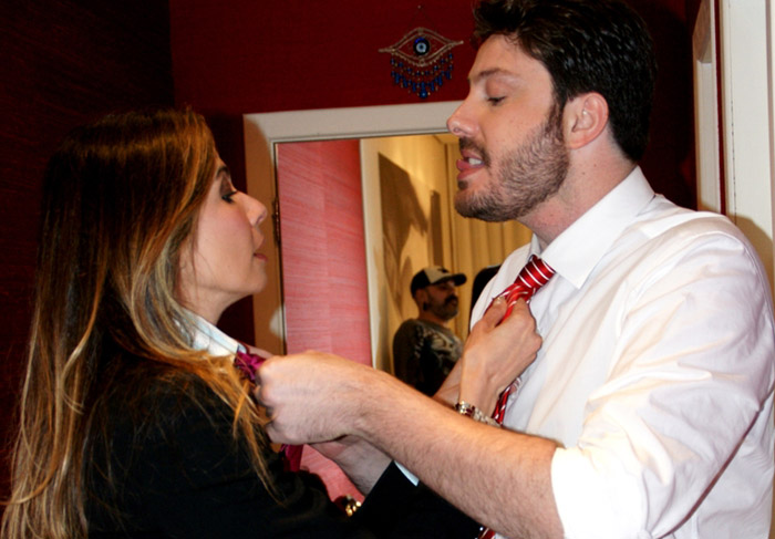 Danilo Gentili beija Luciana Gimenez na boca