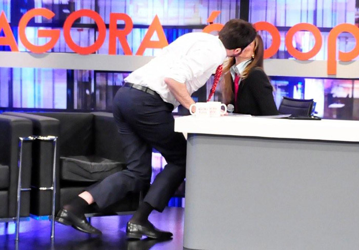 Danilo Gentili beija Luciana Gimenez na boca