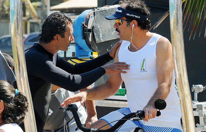 De bicicleta, Humberto Martins invade gravação de Cheias de Charme