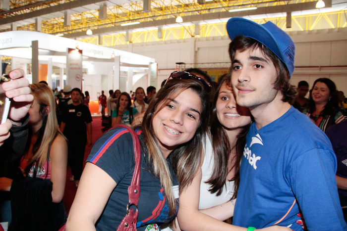 Fiuk é tietado por fãs em feira estudantil em São Paulo