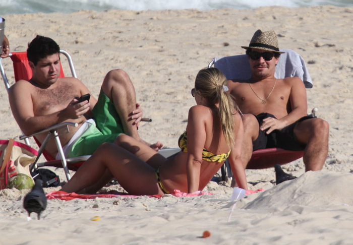 Thiago Martins curte praia com os amigos