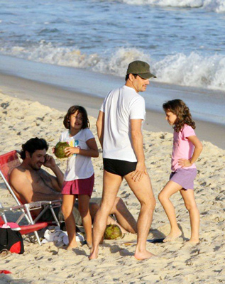 Marcelo Serrado joga frescobol em dia de praia com a filha