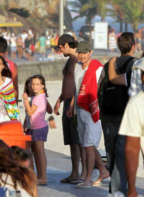 Marcelo Serrado joga frescobol em dia de praia com a filha