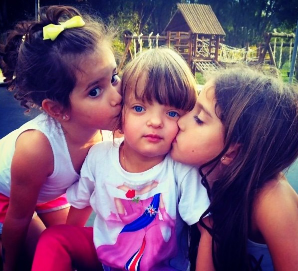 Rafa Justus ganha beijo das filhas de Rodrigo Faro