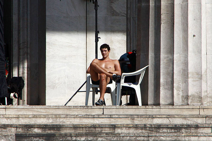 Sem camisa, Gianecchini mostra corpo em forma em filmagem no Rio