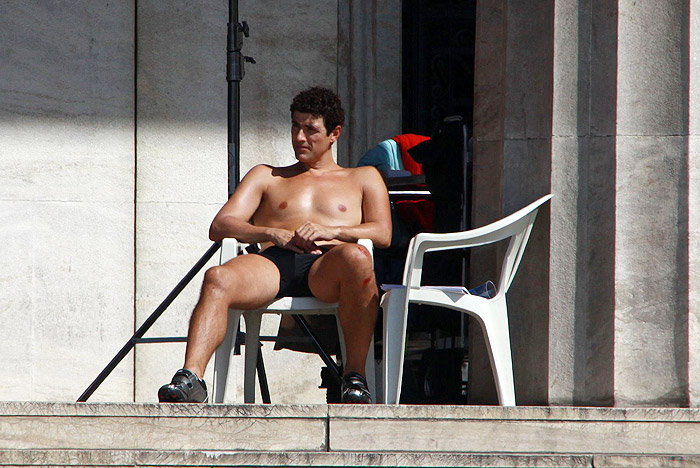Sem camisa, Gianecchini mostra corpo em forma em filmagem no Rio