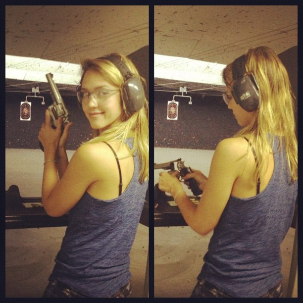 Jessica Alba tira foto com arma em mãos