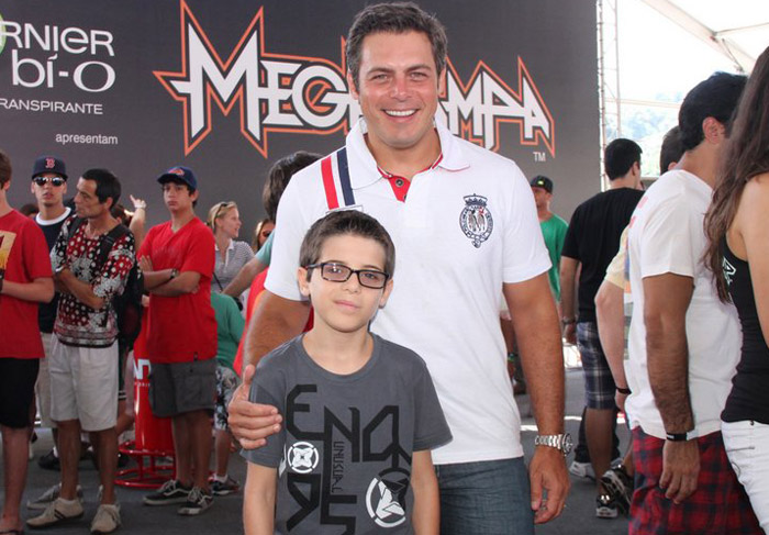 Luigi Baricelli leva o filho para ver campeonato de skate