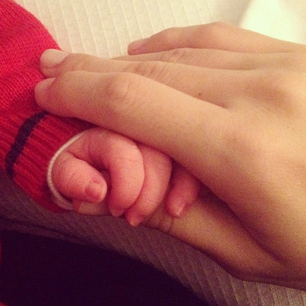 Claudia Leitte mostra a mão de seu filho caçula, Rafael
