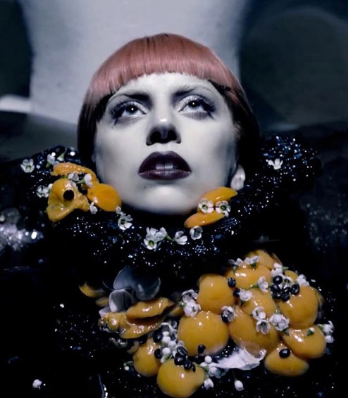 Lady Gaga usa vestido bizarro para promover seu perfume