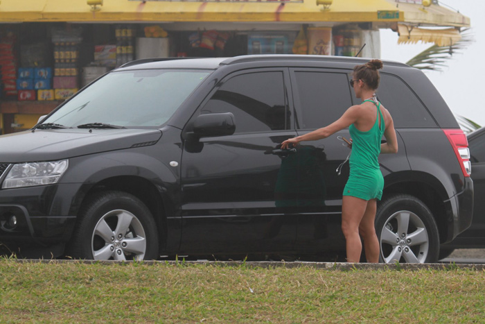 Fernanda Freitas exibe belo corpo na orla da Barra da Tijuca