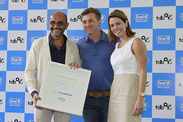 Luciano Huck comanda evento comemorativo em São Paulo