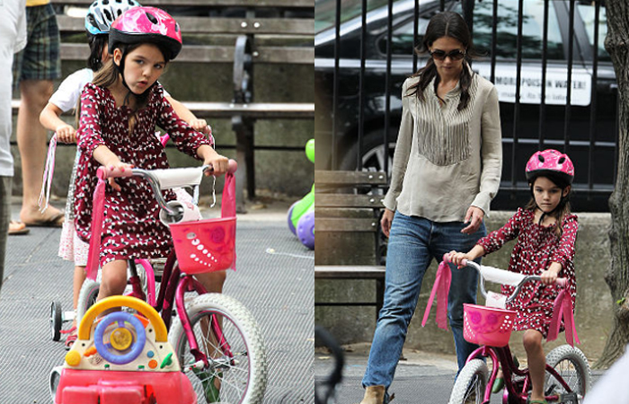 Suri Cruise mostra suas habilidades na bicicleta