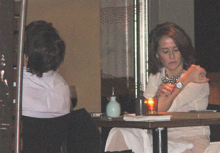 Deborah Secco janta com amiga em restaurante japonês