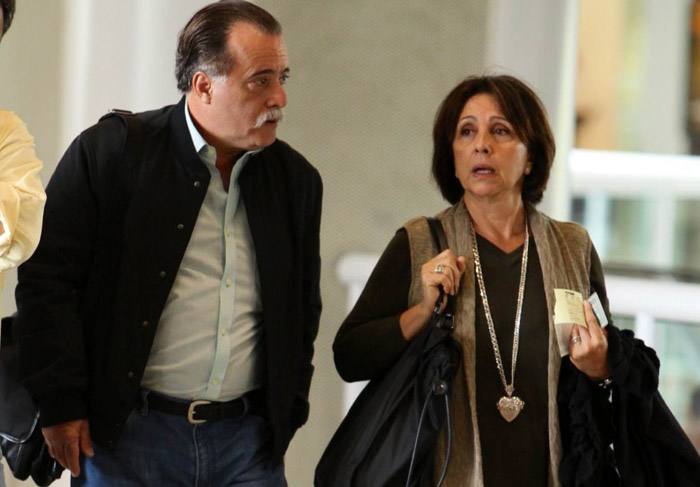 Tony Ramos e sua esposa são clicados em aeroporto carioca