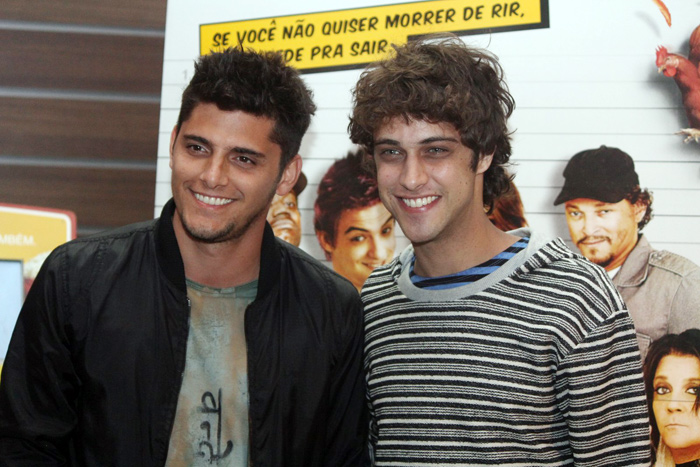 Bruno Gissoni, Mariana Rios e famosos no lançamento do filme Totalmente Inocentes