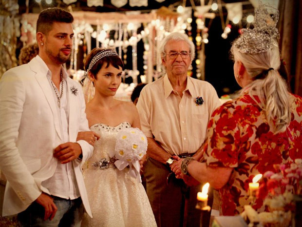 Avenida Brasil: Carminha fere Nina durante o casamento da cozinheira com Jorginho