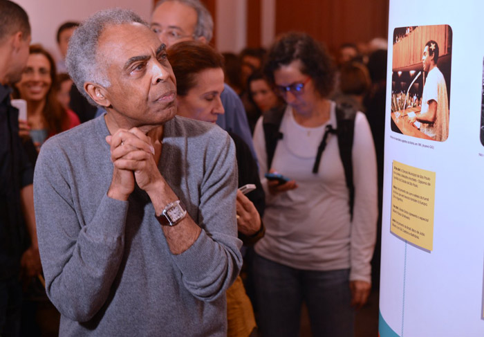 Gilberto Gil e Elba Ramalho curtem exposição Gil 70, no Rio