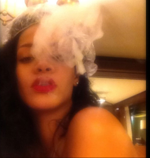 Rihanna aparece com touca de banho e expelindo fumaça suspeita