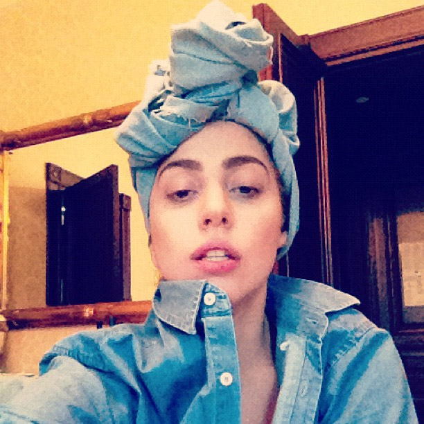 De turbante, Lady Gaga manda ‘oi’ direto da Finlândia