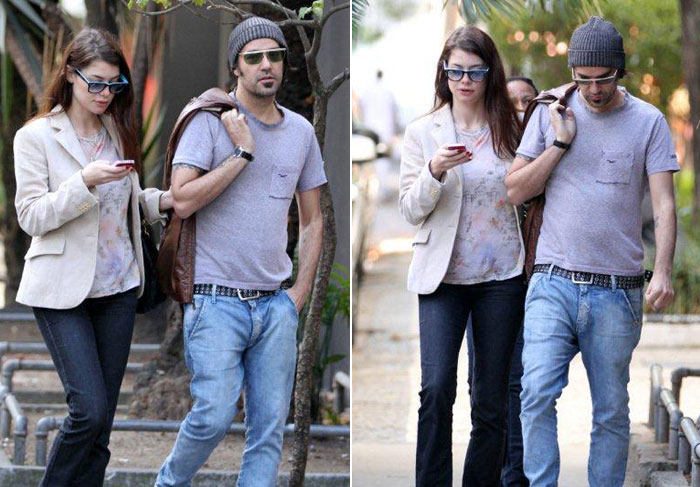 Alinne Moraes não para de mexer no celular durante passeio com o namorado