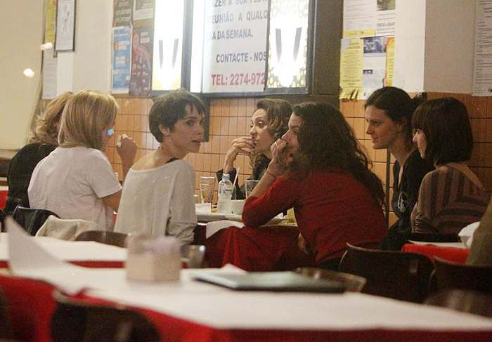 Carminha e Nina se divertem em restaurante na Gávea