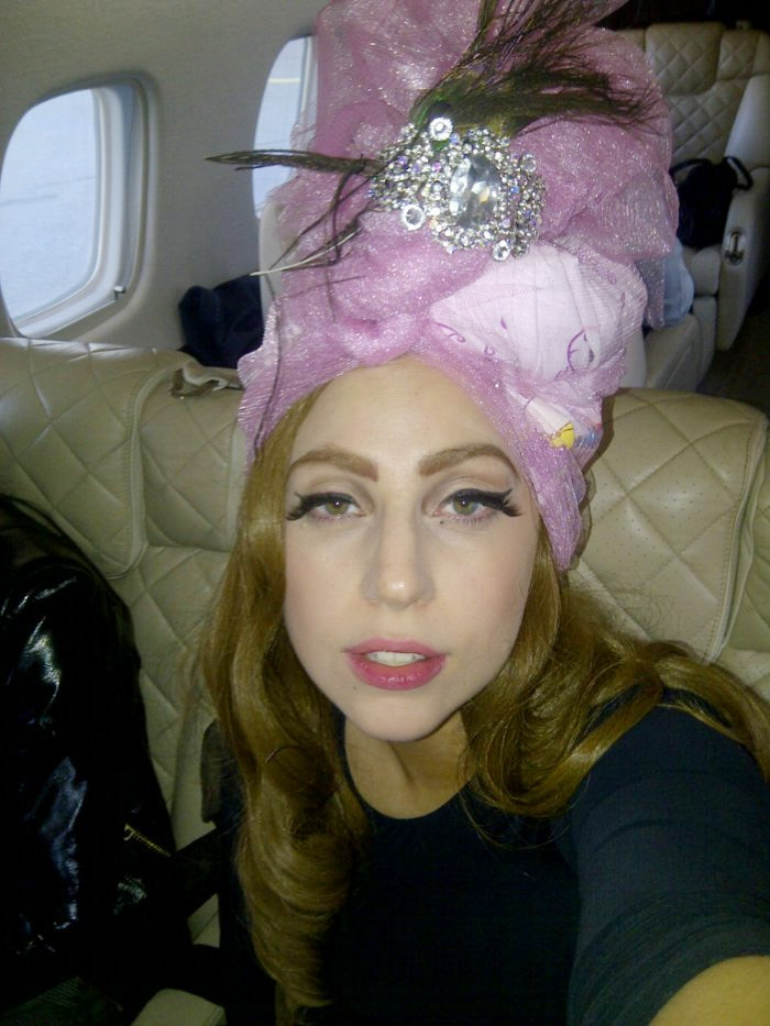 Lady Gaga adere ao turbante mais uma vez
