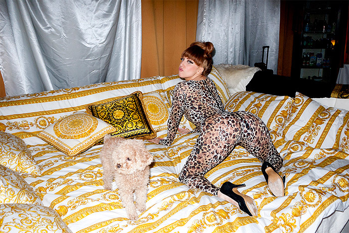 Lady Gaga faz pose provocante em roupa com estampa de onça